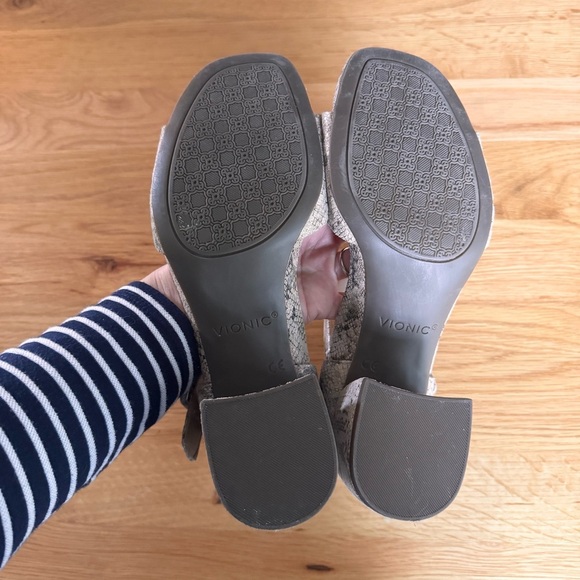 Vionic Chardonnay Heeled Sandal in "Oatmeal Leather Snake Print" Size 7.5 - Picture 14 of 16